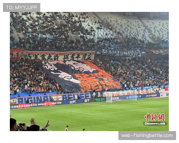 球迷看台展示巨幅TIFO，致敬俱乐部成立三十周年