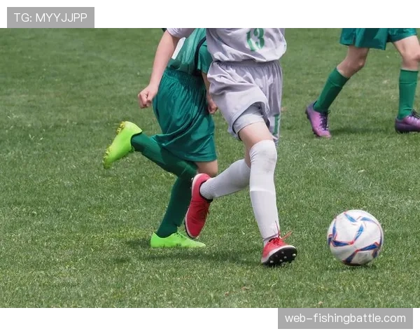 特写:角球防守中,范戴克成功指挥队友造越位
