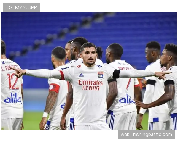 场边花絮：里昂小球迷冲入场内拥抱拉卡泽特，比赛短暂暂停