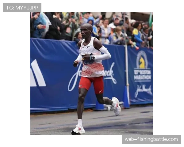 波士顿马拉松轮椅组：卫冕冠军丹尼尔斯在终点前与观众击掌庆祝